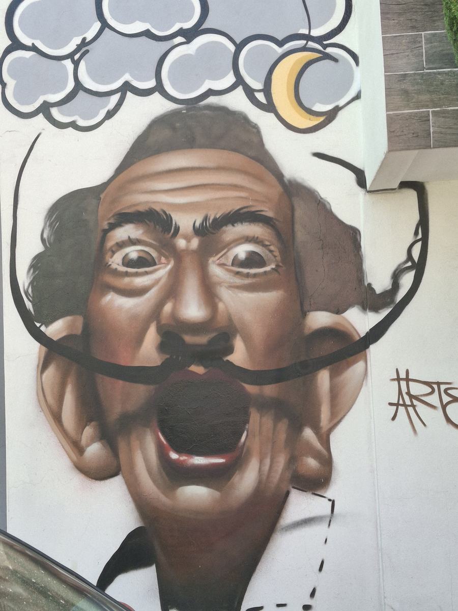 Retrato al estilo Salvador Dalí con nubes y luna, firmado Arte.