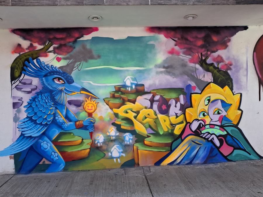 Mural colorido con un ave azul y un personaje con corona, junto al texto Gary.