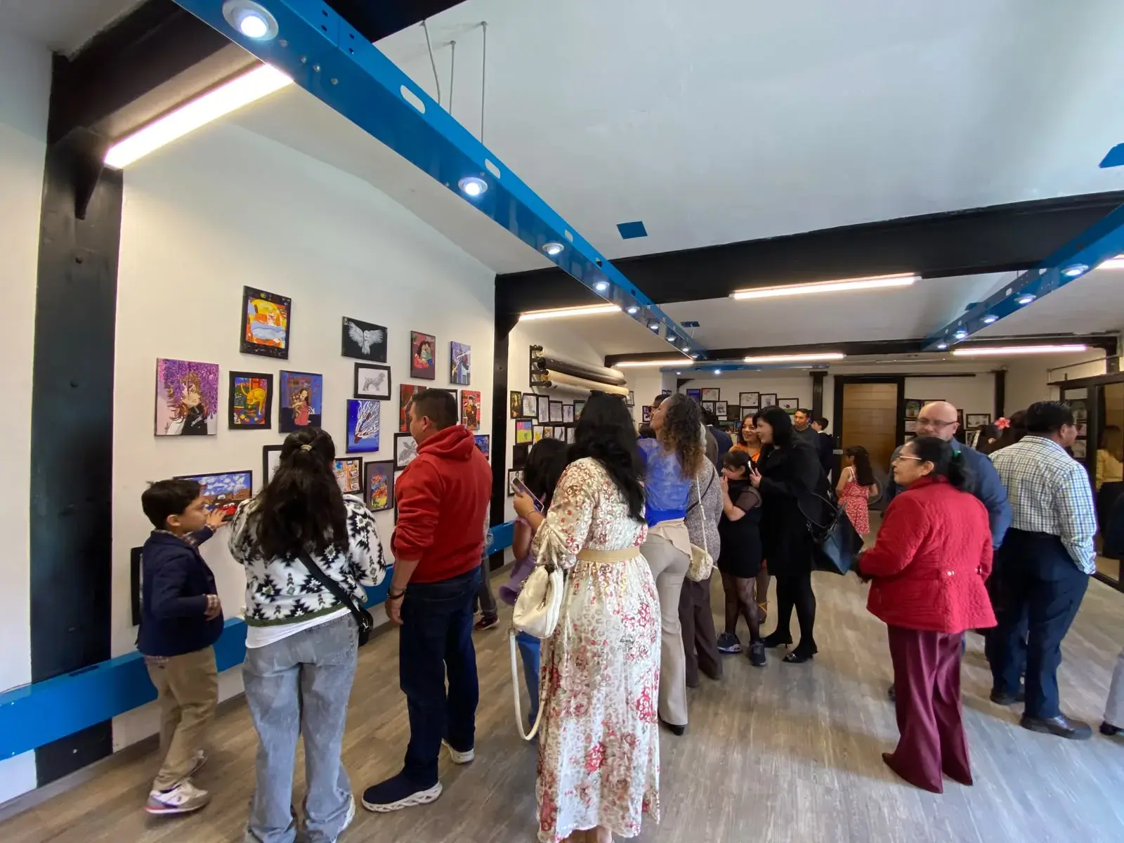 Exposición de alumnos de Hoja D' Parra en Canvas 90 con visitantes recorriendo las obras.